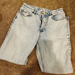 BDG light wash mom high rise jeans size 28